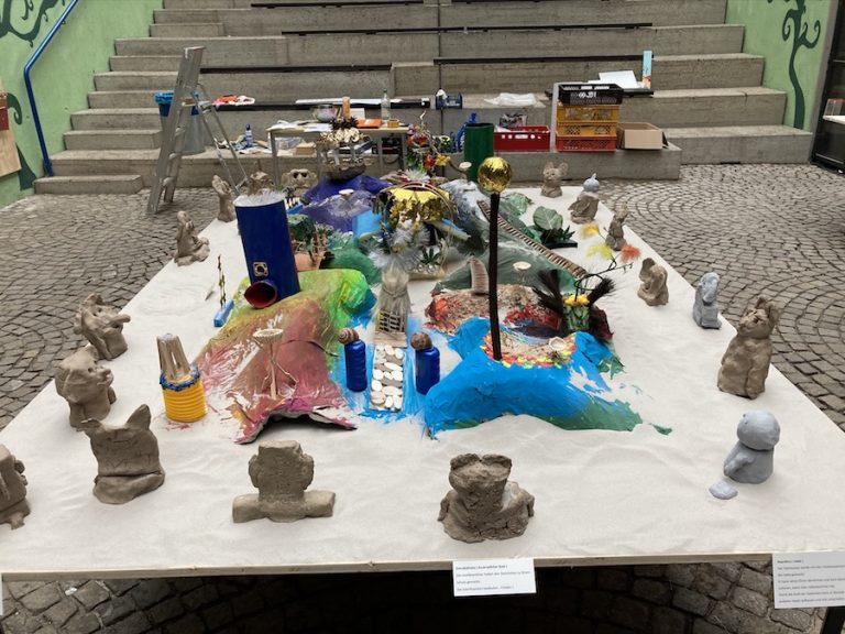 Die Corona-Insel als zentrales Objekt der Ausstellung.