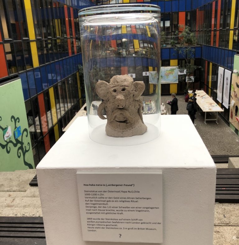 ein Steinkoloss entnommen von der Insel, isoliert hinter Glas – welche Bedeutung hat noch?