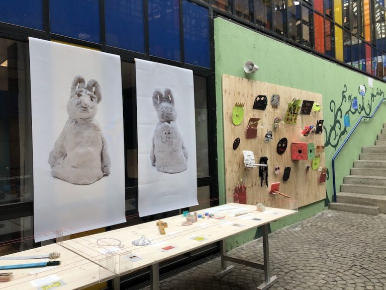 wand tisch und masken